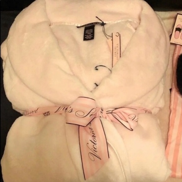 ‼️SOLD‼️ VS Robe &Slippers bundle - Picture 4 of 8